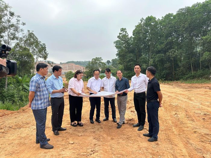 Đoàn giám sát tại dự án khu tái định cư phục vụ giải phóng mặt bằng dự án khai thác lộ thiên mỏ sắt Nà Rụa, thành phố Cao Bằng (cũ). Ảnh: Nguyễn Thúy