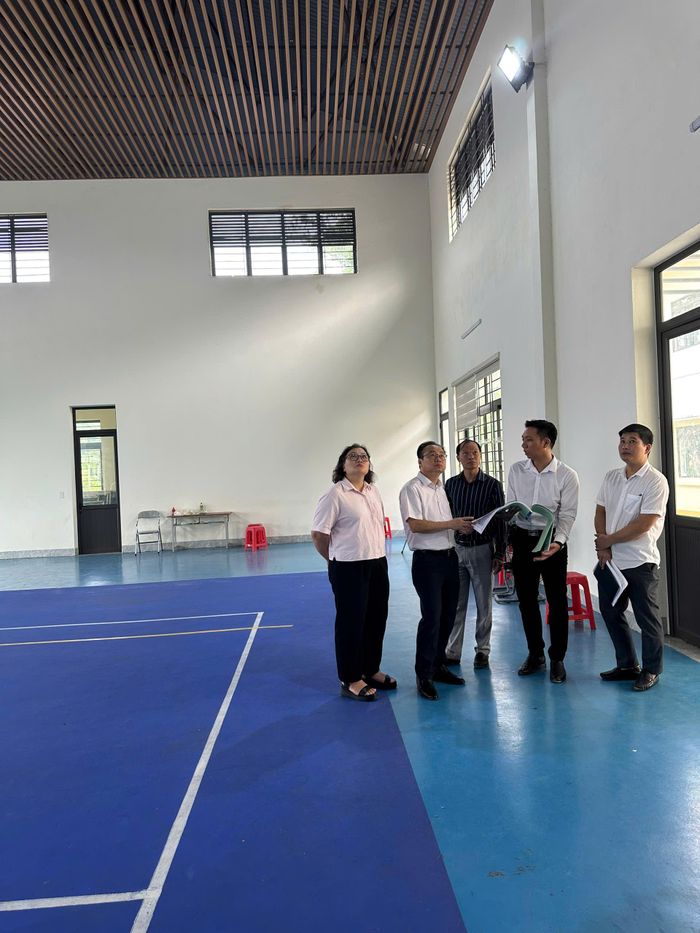 Đoàn giám sát Ban Kinh tế - Ngân sách HĐND tỉnh giám sát hạng mục nhà đa năng, dự án Trường THCS Cao Bình, xã Hưng Đạo (Ảnh: Nguyễn Thúy)