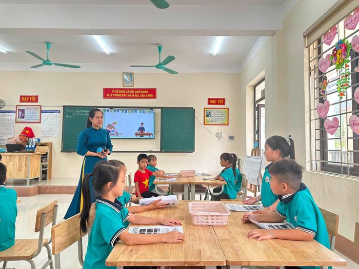 Tỉnh Thái Nguyên xác định tiếp tục đầu tư cơ sở vật chất, giải quyết tình trạng thừa, thiếu giáo viên, thúc đẩy chuyển đổi số, ứng dụng AI trong dạy học và quản lý, đồng thời bảo đảm cơ hội học tập cho học sinh ở khu vực miền núi, dân tộc thiểu số và địa bàn còn khó khăn. Ảnh: Trường Tiểu học Thần Sa