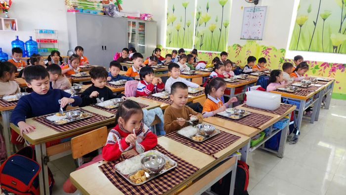 Những suất ăn hằng ngày của học sinh cần đảm bảo chất lượng, dinh dưỡng và an toàn thực phẩm. Ảnh: Thế Hiển