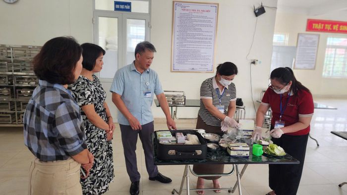 Chi cục An toàn vệ sinh thực phẩm kiểm tra an toàn thực phẩm tại Trường Phổ thông Dân tộc nội trú tỉnh Ảnh: Thế Hiển
