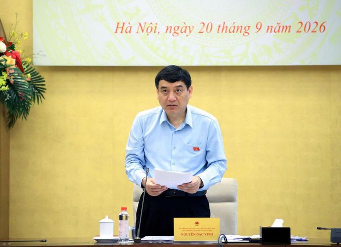 Chủ nhiệm Ủy ban Văn hóa và Xã hội Nguyễn Đắc Vinh phát biểu khai mạc phiên giải trình. Ảnh: Trọng Hiếu