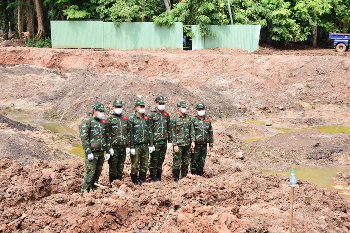 Lực lượng làm nhiệm vụ tìm kiếm tại rãnh số 2, Khu A, Công viên Lê Thị Riêng