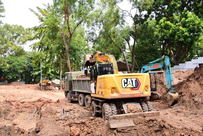 Các phương tiện cơ giới được huy động phục vụ đào và vận chuyển đất tại khu vực tìm kiếm