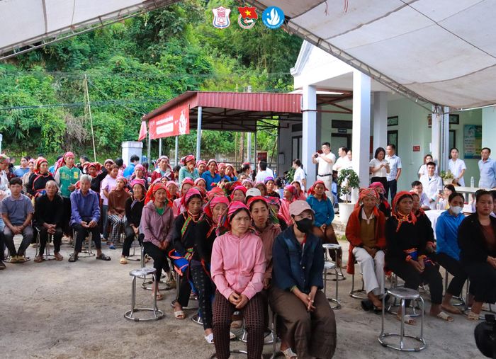 Bên cạnh khám bệnh, chương trình còn tổ chức lớp học về y học cộng đồng, phòng ngừa tảo hôn và hôn nhân cận huyết thống cho học sinh Trường Tiểu học và THCS Sơn Bình