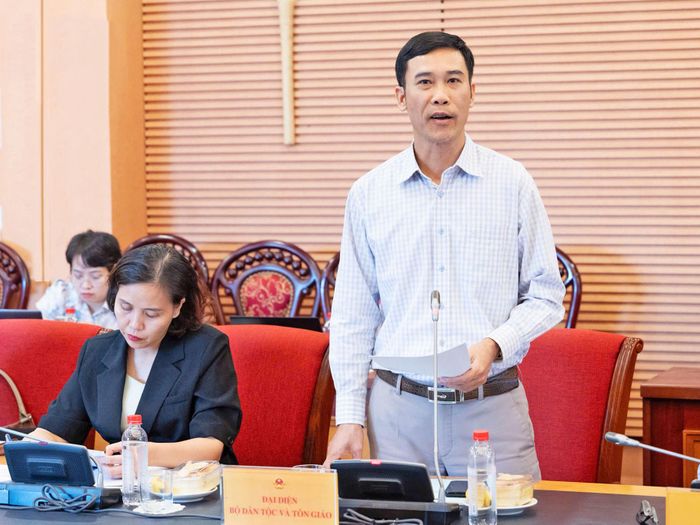 Phó Vụ trưởng Vụ Chính sách, Bộ Dân tộc và Tôn giáo Trần Văn Đoài phát biểu tại tọa đàm. Ảnh: quochoi.vn