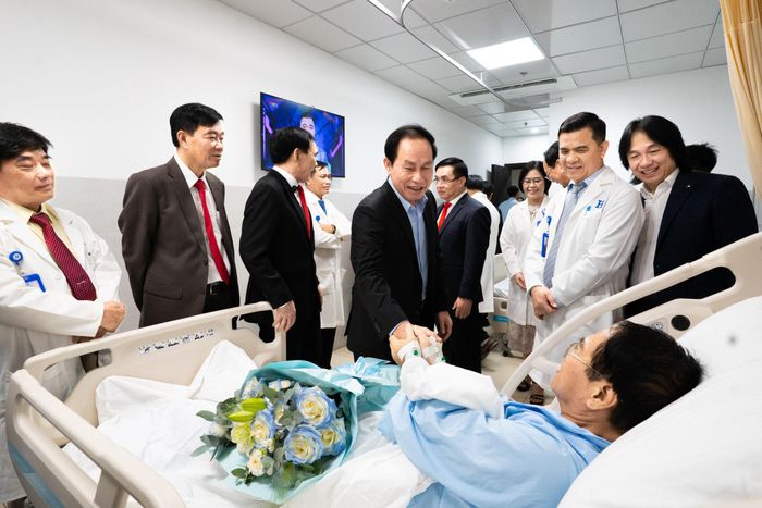 Phó Thủ tướng Chính phủ Lê Tiến Châu ân cần thăm hỏi người bệnh đang điều trị tại Bệnh viện Đại học Quốc tế Hồng Bàng