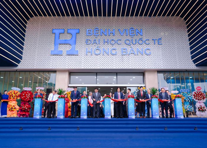 Đại biểu cắt băng khánh thành Bệnh viện Đại học Quốc tế Hồng Bàng