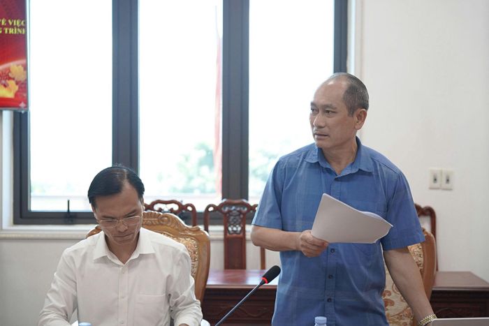 Thành viên Đoàn giám sát phát biểu ý kiến tại cuộc làm việc. Ảnh: Mai Sùng