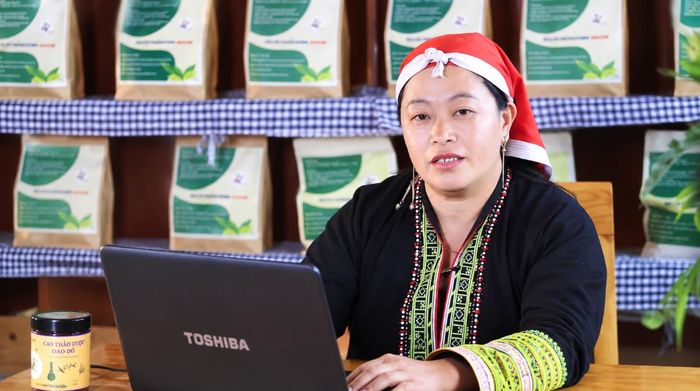 Từ một người phụ nữ làm kinh tế hộ, bà Tẩn Tả Mẩy đã trở thành Giám đốc HTX Dao Đỏ năng động, biết ứng dụng công nghệ.