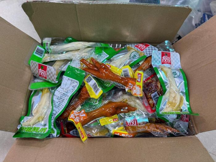 Nhiều sản phẩm là thực phẩm không rõ nguồn gốc được Hải quan phát hiện và thu giữ.