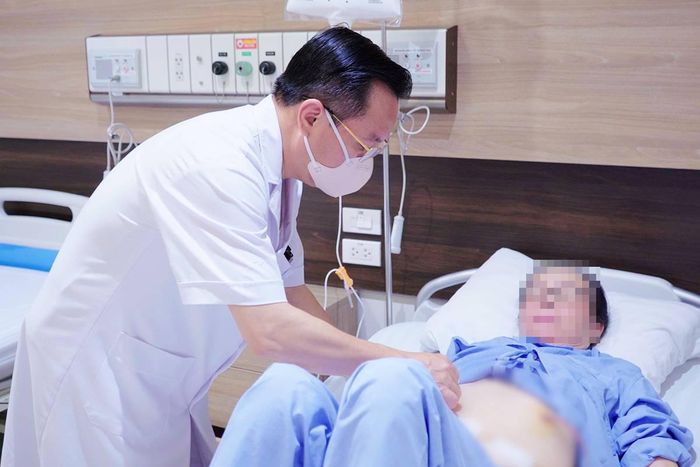 Người bệnh có thể trạng suy yếu, mang nhiều yếu tố nguy cơ, khiến việc điều trị trở nên phức tạp (Ảnh: BVCC)