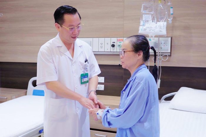 PGS.TS.BS Nguyễn Anh Tuấn thăm khám cho bệnh nhân sau ca phẫu thuật (Ảnh: BVCC)