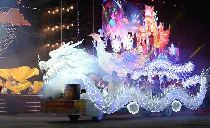 Lồng đèn khổng lồ mang theo ước vọng của người dân về sự thịnh vượng