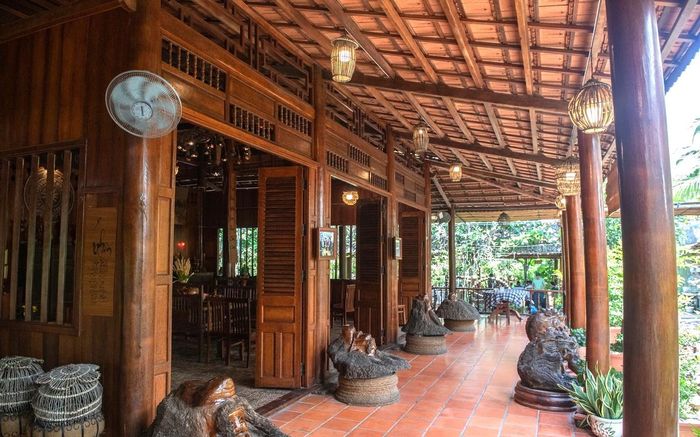 Ngôi nhà được xây dựng theo kiểu Nam Bộ truyền thống với 3 gian 2 chái. Từ kèo, cột, vách đến nội, ngoại thất, vật dụng đều làm bằng chất liệu là dừa vô cùng lạ mắt