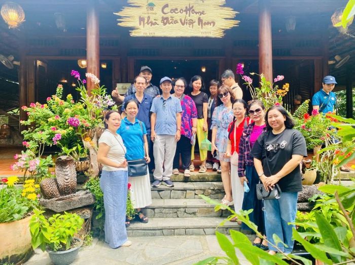 Du khách đến tham quan Coco Home (nhà dừa)