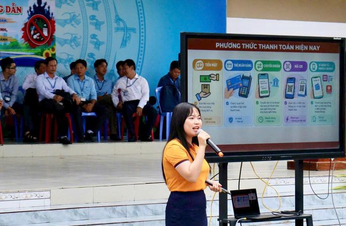Bảng biểu hiển thị các phương tiện thanh toán điện tử tại trường THPT Châu Phú - Ảnh: NHNN Khu vực 15