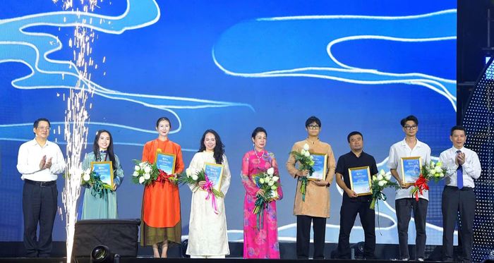 Ban Tổ chức tôn vinh các tập thể, cá nhân đóng góp tích cực cho thành công của Festival.
