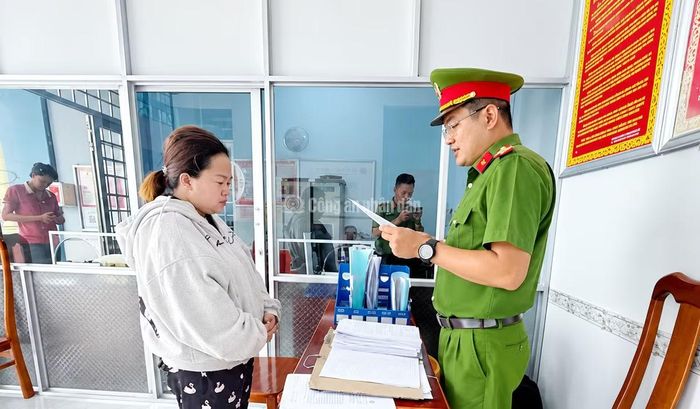 Cơ quan CSĐT tống đạt các quyết định tố tụng đối với bị can Lưu Thị Như Băng.