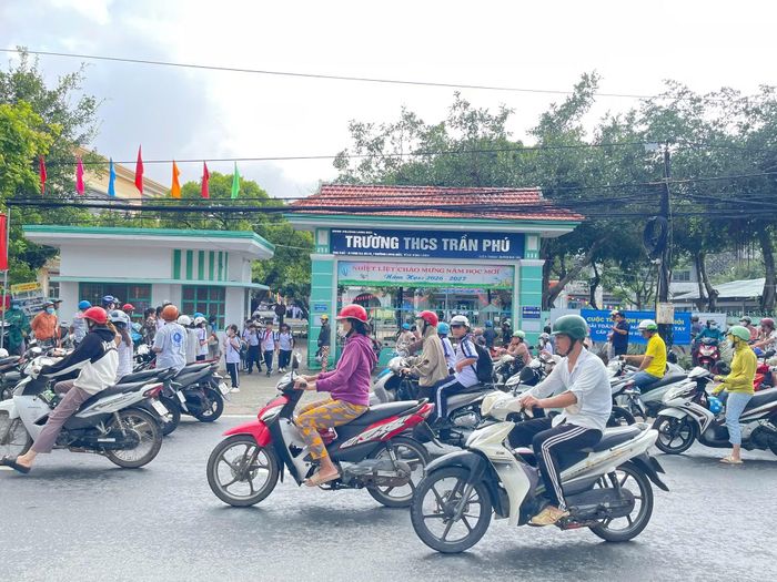 Trường THCS Trần Phú.