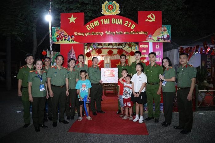 Thiếu tướng Bùi Đức Hải, Giám đốc Công an tỉnh Thái Nguyên thăm và trao quà các Cụm thi đua tham gia hội trại.