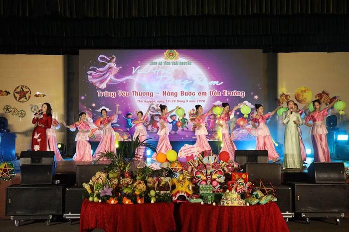 Các em học sinh được thi kéo co, nhảy bao bố và tham gia hoạt động văn nghệ.