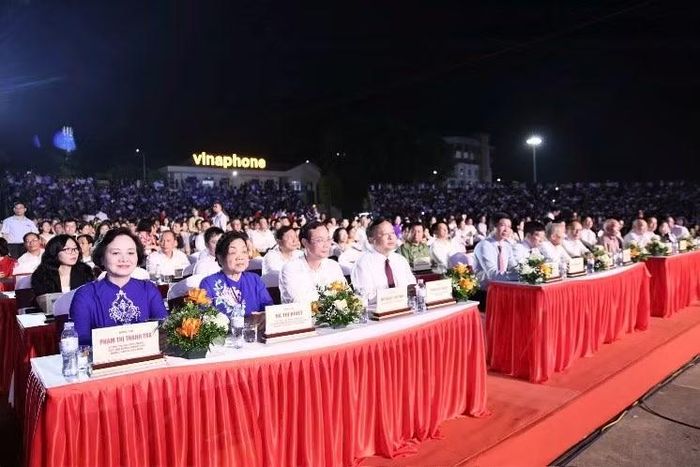 Đồng chí Phạm Thị Thanh Trà, Bí thư Trung ương Đảng, Phó Thủ tướng Chính phủ và các đại biểu dự lễ khai mạc.