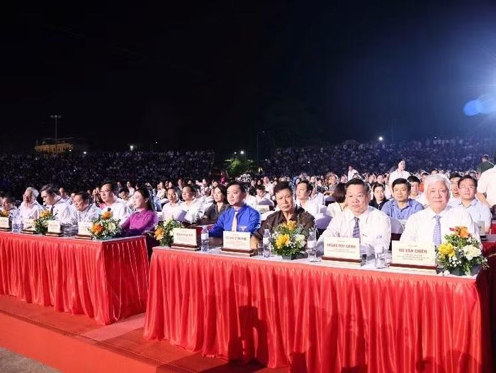 Đồng chí Đỗ Văn Chiến, Ủy viên Bộ Chính trị, Phó Chủ tịch Thường trực Quốc hội và các đại biểu dự lễ khai mạc.
