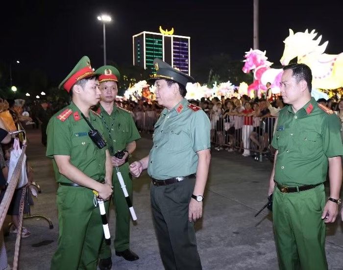 Thiếu tướng Nguyễn Đức Thuận, Giám đốc Công an tỉnh Tuyên Quang trực tiếp kiểm tra công tác bảo đảm ANTT.