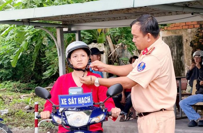 Cán bộ Phòng CSGT tận tình hướng dẫn người dân tham gia sát hạch đảm bảo các an toàn.