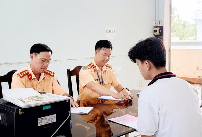 Các khâu tiếp nhận, giải quyết hồ sơ sát hạch GPLX được thực hiện nghiêm túc, minh bạch và thuận lợi nhất cho người dân tham gia vào cuối tuần.