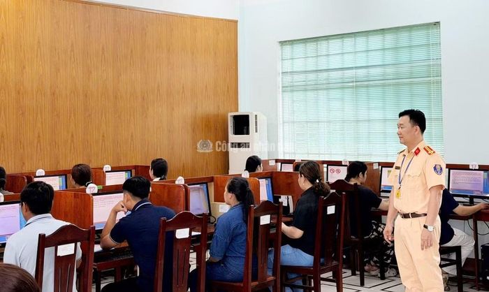 Đông đảo thí sinh ở Cà Mau tham gia sát hạch cấp GPLX vào những ngày nghỉ cuối tuần.