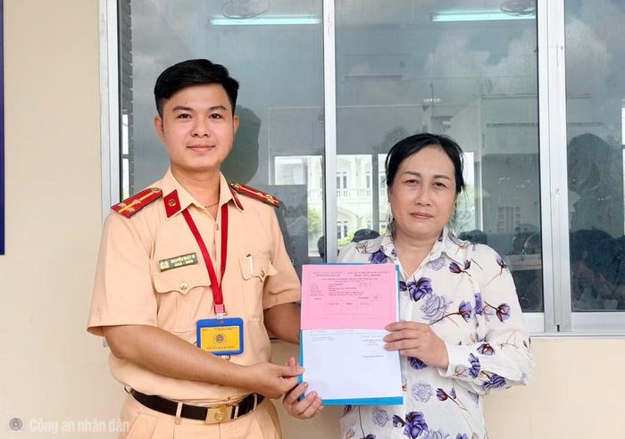 Người dân phấn khởi tham gia kỳ sát hạch GPLX được Công an tỉnh Cà Mau tổ chức vào những ngày cuối tuần.
