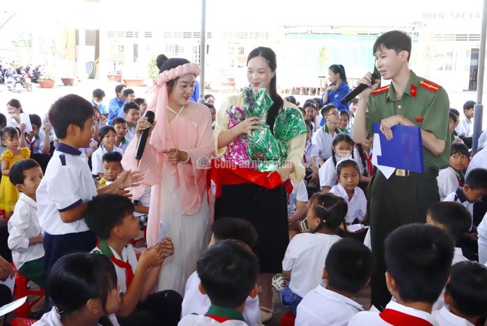 Thông qua phần trả lời câu hỏi, các em học sinh nhận biết được nguy cơ và cách xử lý khi gặp những tình huống bất thường trên môi trường mạng.