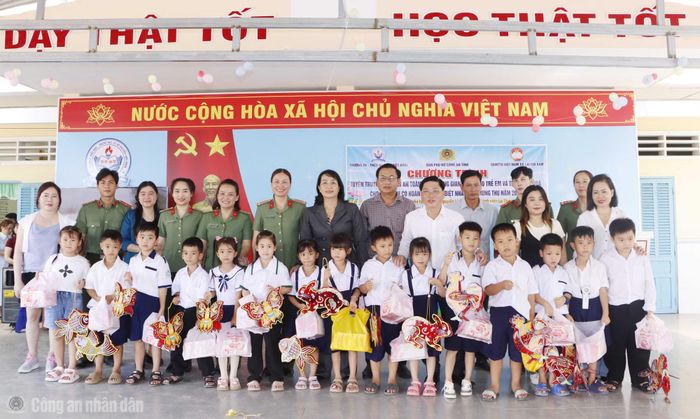 Đoàn công tác tặng quà Trung thu cho các em học sinh khó khăn.