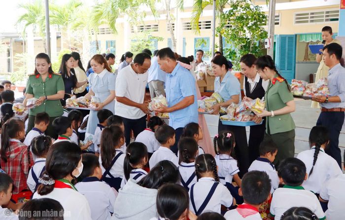 Tất cả học sinh của trường cùng chung vui đón Tết Trung thu sớm với những phần quà được trao tận tay.