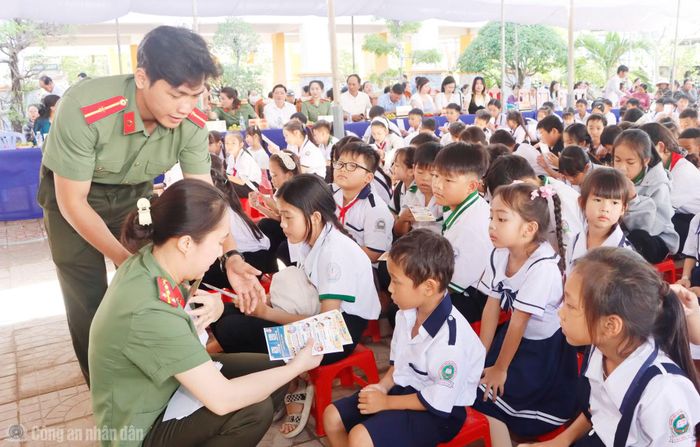 Các tờ rơi về thông điệp “5 không để an toàn trên mạng” được Phòng An ninh mạng nhiệt tình hướng dẫn cho các em học sinh.