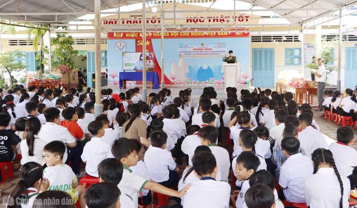 Hơn 400 em học sinh Trường Tiểu học và THCS Nguyễn Việt Khái tham gia chương trình.
