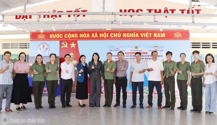 Các đại biểu chụp hình lưu niệm.