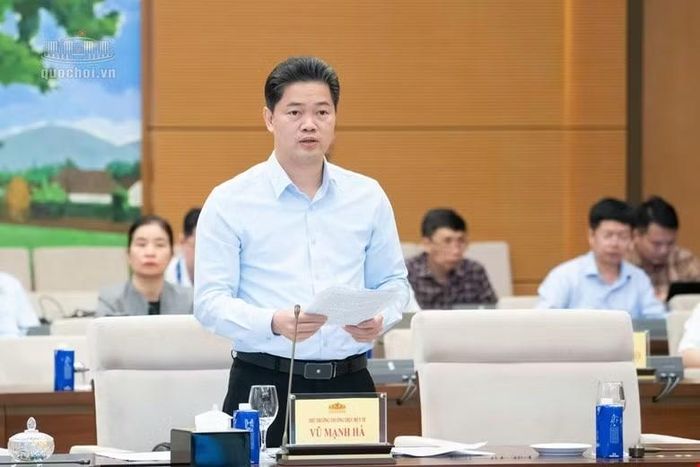 Thứ trưởng Thường trực Bộ Y tế Vũ Mạnh Hà trình bày tờ trình.