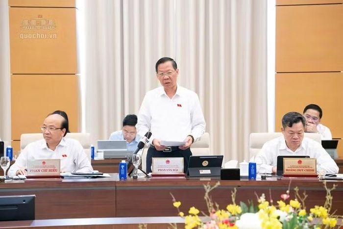 Các đại biểu thảo luận tại phiên họp.
