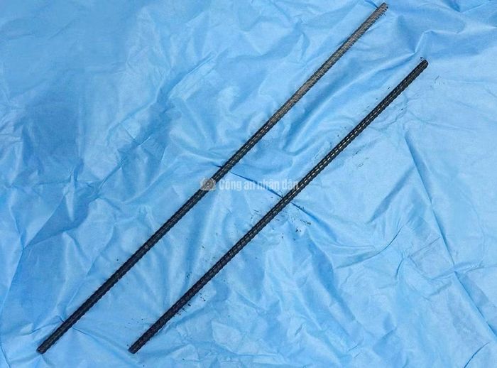 Các bác sĩ lấy 2 thanh sắt ra khỏi người bệnh nhân.