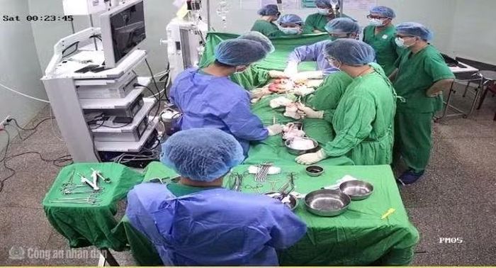Các bác sĩ đang phẫu thuật cho bệnh nhân
