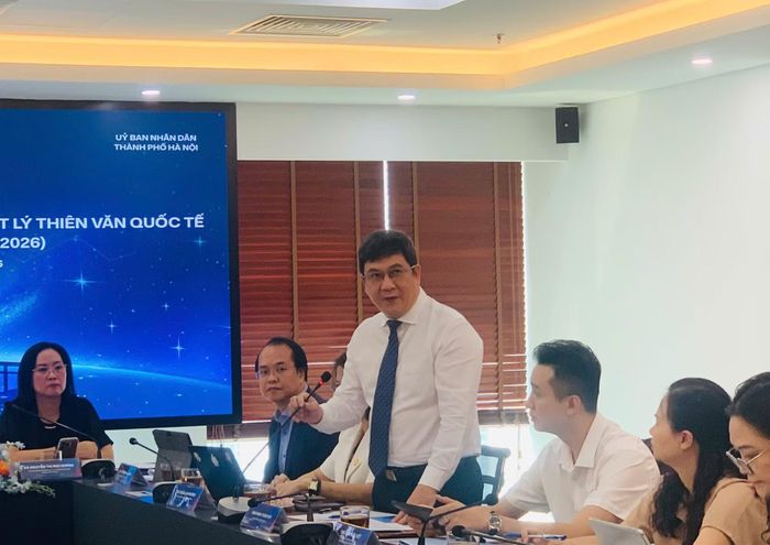 Phó Giám đốc Đại học Phenikaa Phạm Thành Huy chia sẻ thông tin tại buổi họp báo.