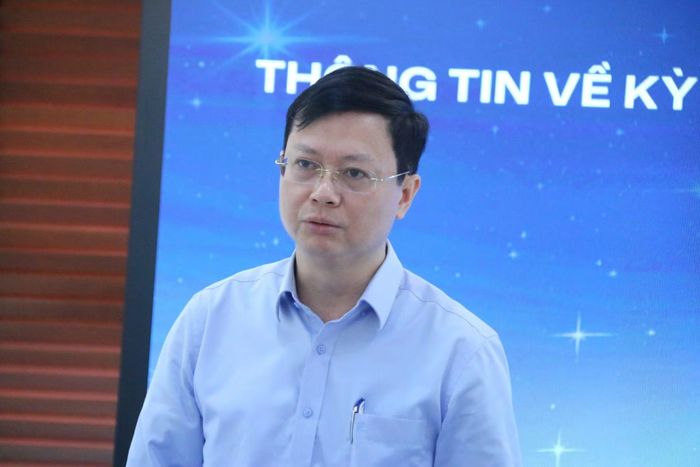 Giám đốc Sở GD&ĐT Hà Nội Nguyễn Văn Hiền chia sẻ thông tin tại buổi họp báo.