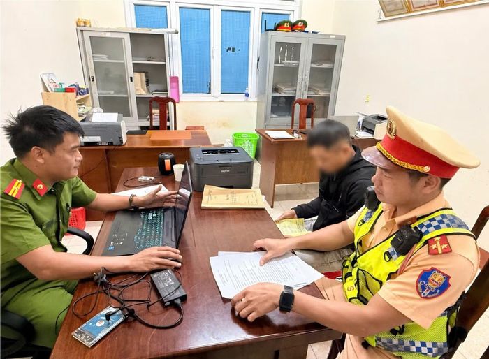 Cơ quan điều tra và lực lượng CSGT làm việc với 1 tài xế điều khiển phương tiện giao thông dương tính với ma tuý.
