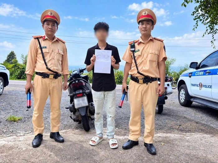 Đội CSGT đường bộ số 3 Phòng CSGT Công an Đắk Lắk phát hiện N.N.T. dương tính với ma tuý khi điều khiển phương tiện giao thông.