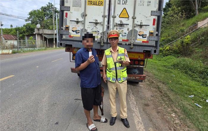 Một tài xế điều khiển xe đầu kéo dương tính với ma tuý được lực lượng CSGT phát hiện.
