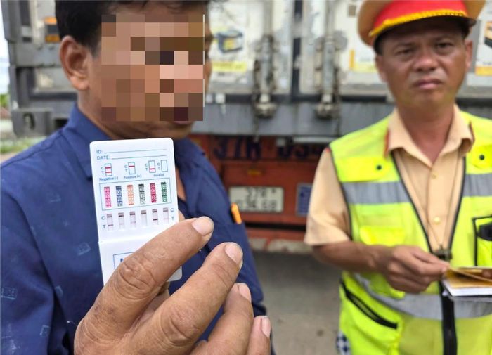 Một tài xế điều khiển xe ô tô dương tính với ma tuý qua kiểm tra nhanh.