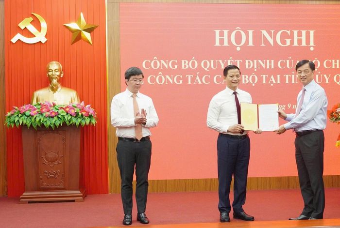 Đồng chí Nguyễn Duy Ngọc, Ủy viên Bộ Chính trị, Bí thư Trung ương Đảng, Trưởng ban Tổ chức Trung ương trao quyết định của Bộ Chính trị cho đồng chí Vương Quốc Tuấn.